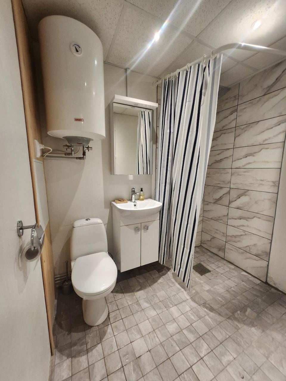 Shower, Toilet