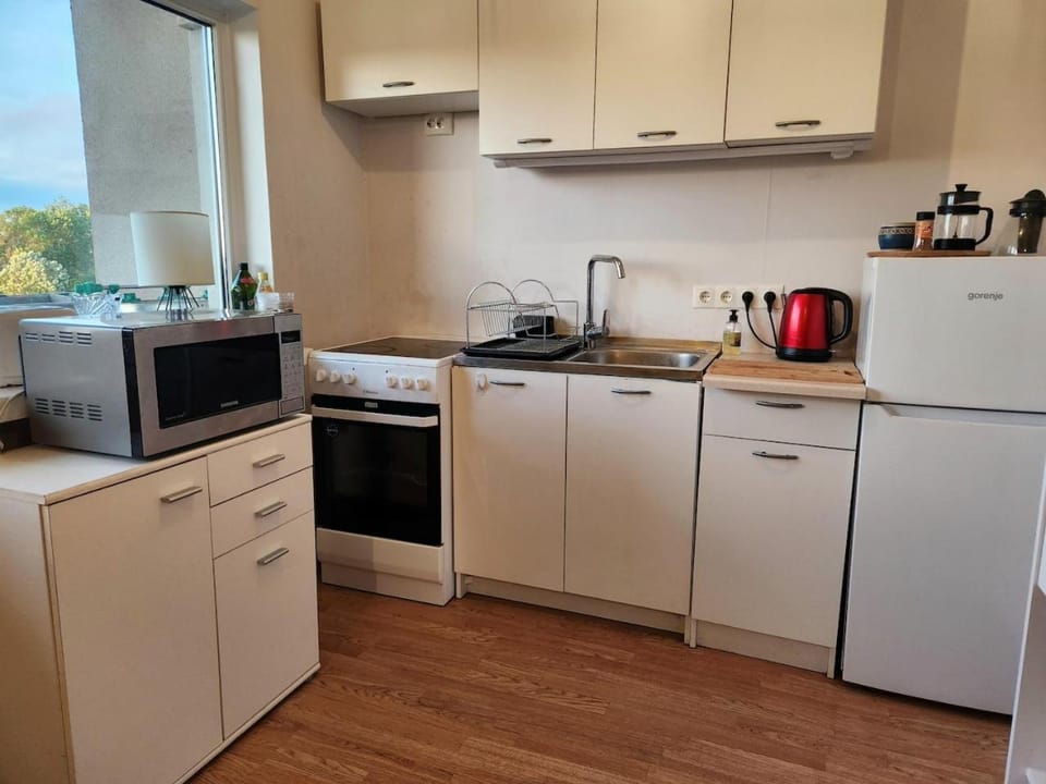 Coffee/tea facilities, Kitchen or kitchenette, microwave, oven, stove, toaster