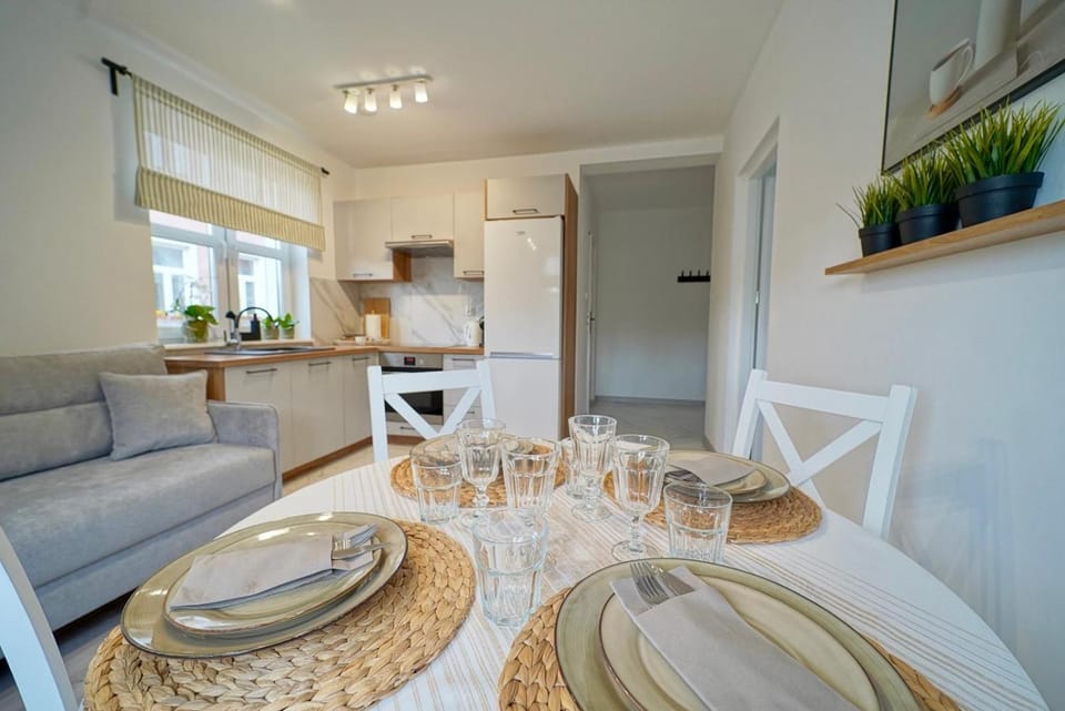 Bed, Kitchen or kitchenette, Dining area