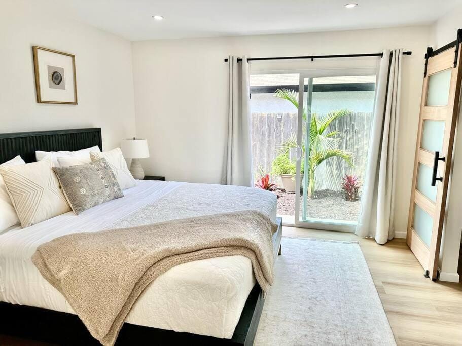 Bed, Natural landscape, Balcony/Terrace, Photo of the whole room, Bedroom