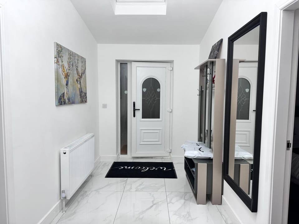 1 Orchard Farm Cottages Sleeps 10, Open plan Kitchen & Large Garden House in East Grinstead