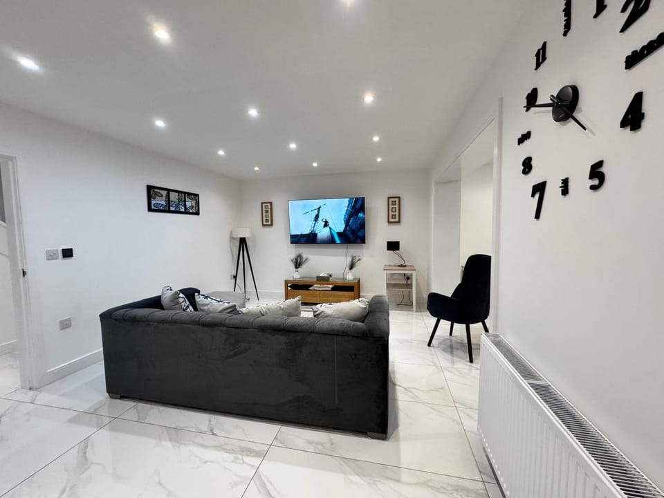 1 Orchard Farm Cottages Sleeps 10, Open plan Kitchen & Large Garden House in East Grinstead