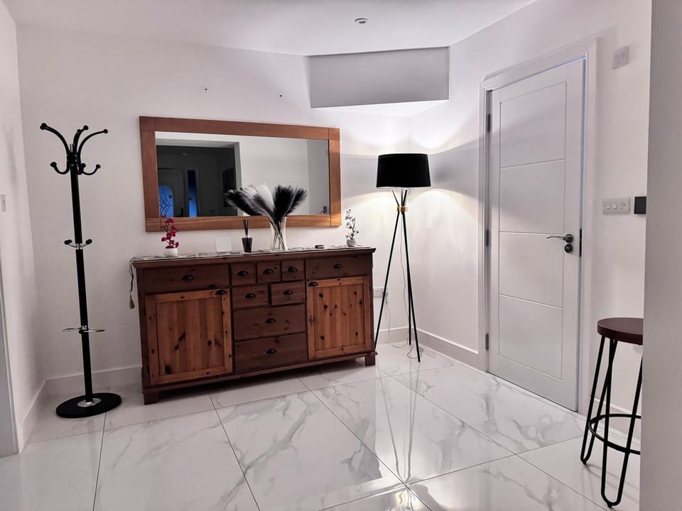 1 Orchard Farm Cottages Sleeps 10, Open plan Kitchen & Large Garden House in East Grinstead