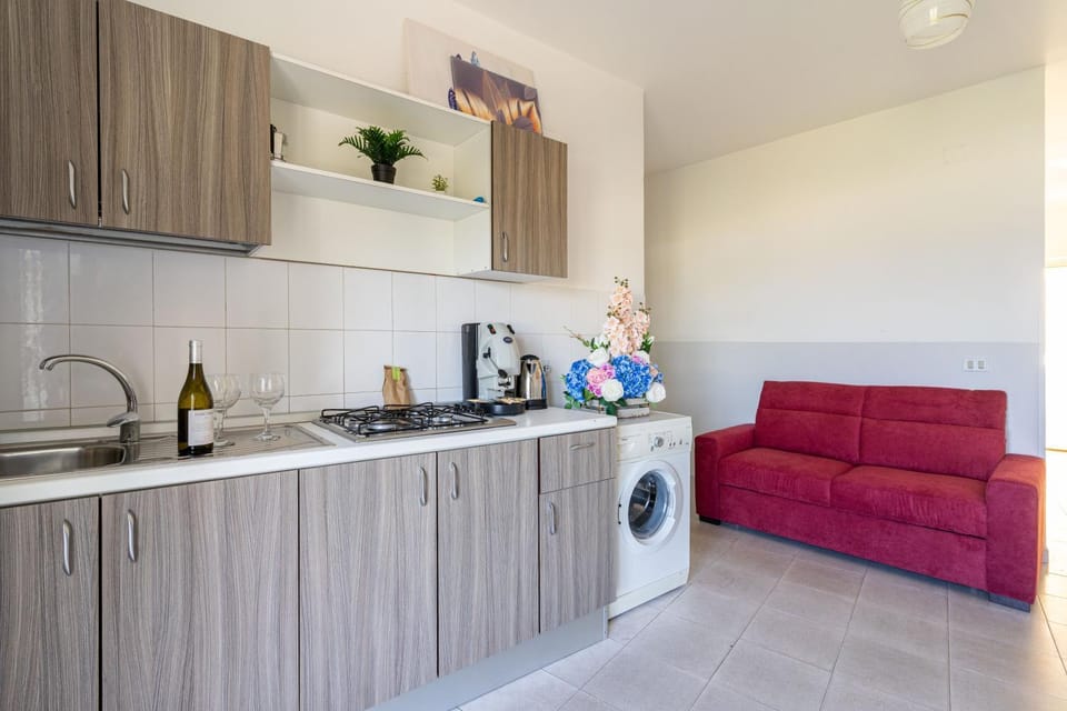 Coffee/tea facilities, Kitchen or kitchenette, Living room, Seating area, Dining area, oven, stove, washing machine