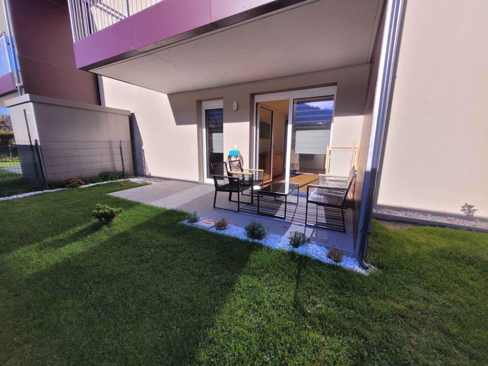 Property building, Summer, Garden, Balcony/Terrace