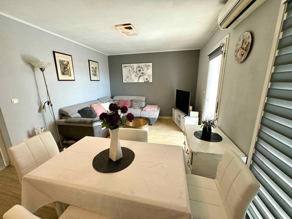 TV and multimedia, Living room, Seating area, Dining area, air conditioner