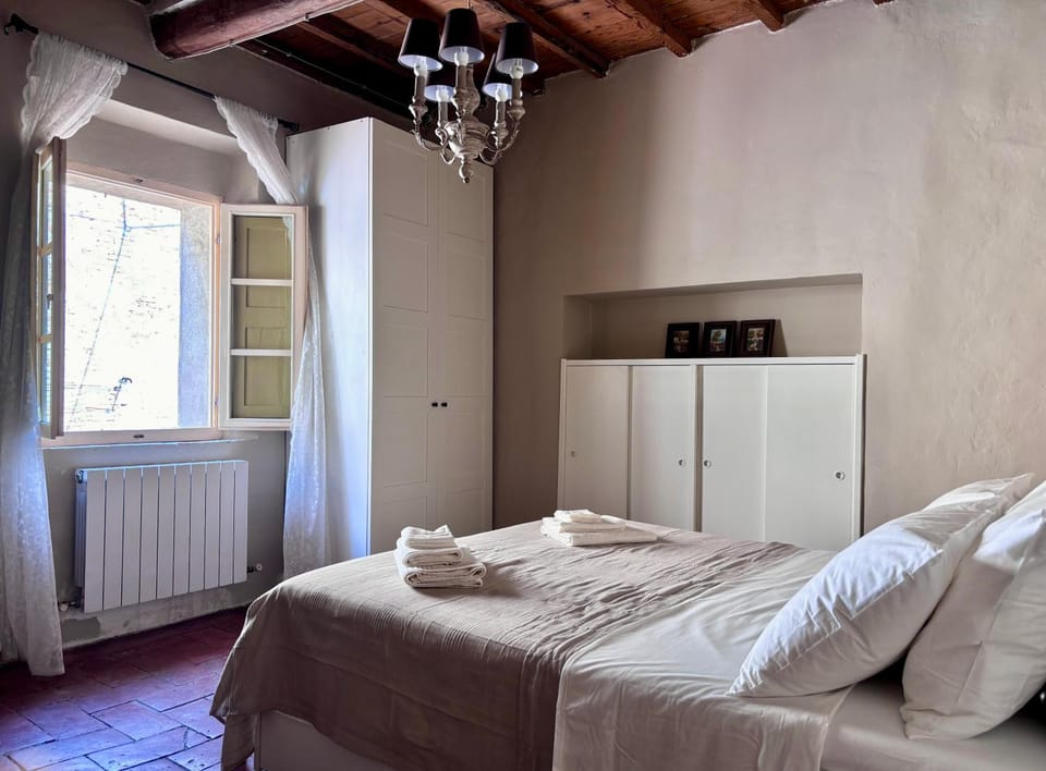 Bed, Bedroom, towels, wardrobe