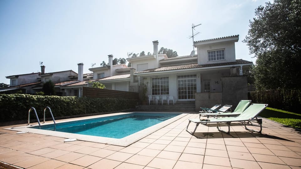 Property building, Swimming pool, sunbed