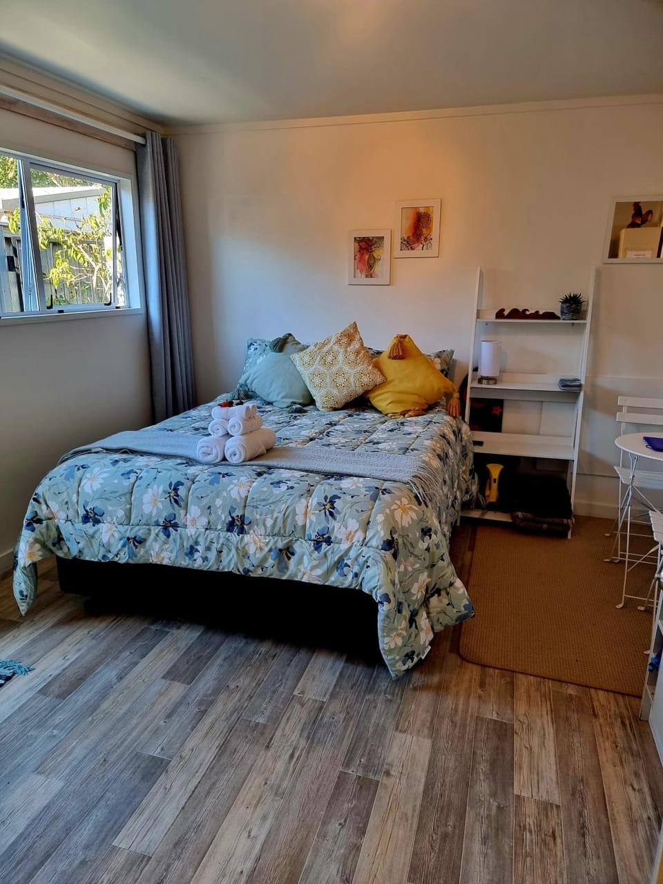 Bed, Photo of the whole room, towels