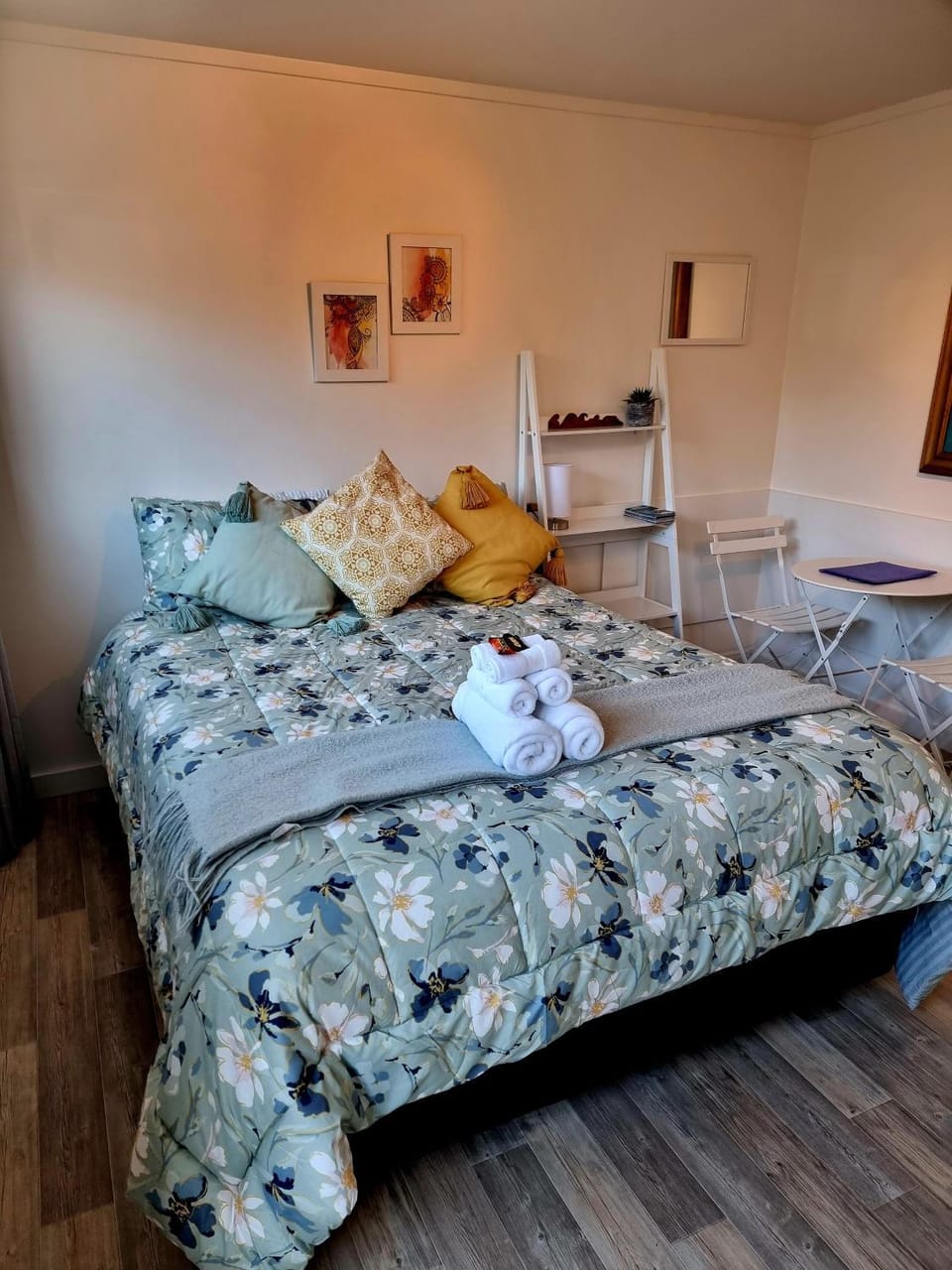 Bed, Photo of the whole room, Seating area, Bedroom