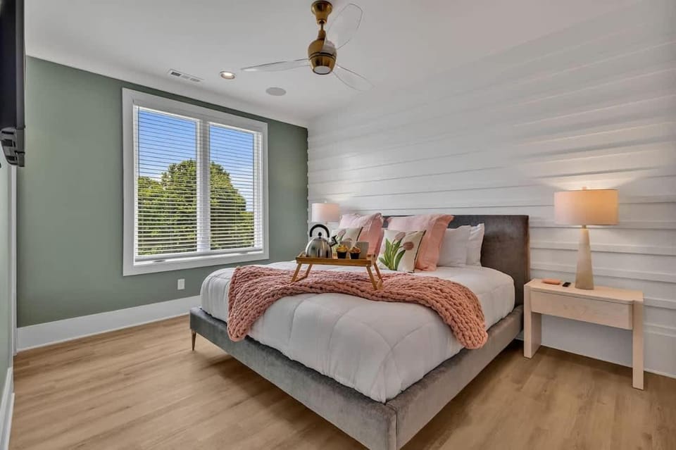 Alto-Private Rooftop Deck-8 Mins to Broadway House in Berry Hill