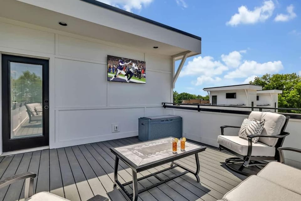 Bass - Private Rooftop - 8 mins to Broadway House in Berry Hill
