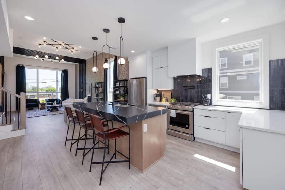 LUXE-Elevate-Modern Luxury-Stunning City Views House in Nashville