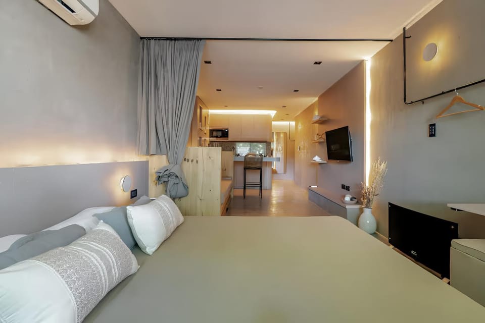 Bed, TV and multimedia, Kitchen or kitchenette, Living room, Photo of the whole room, Seating area, Bedroom, minibar, air conditioner