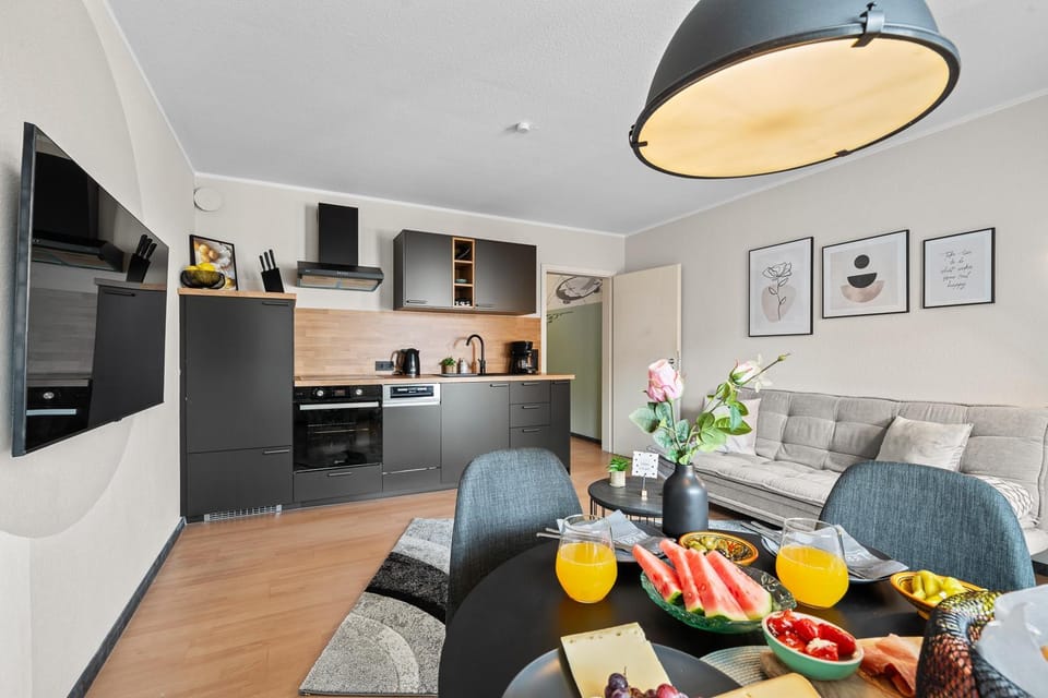 TV and multimedia, Coffee/tea facilities, Kitchen or kitchenette, Living room, Food and drinks, Seating area, Dining area, stove, toaster