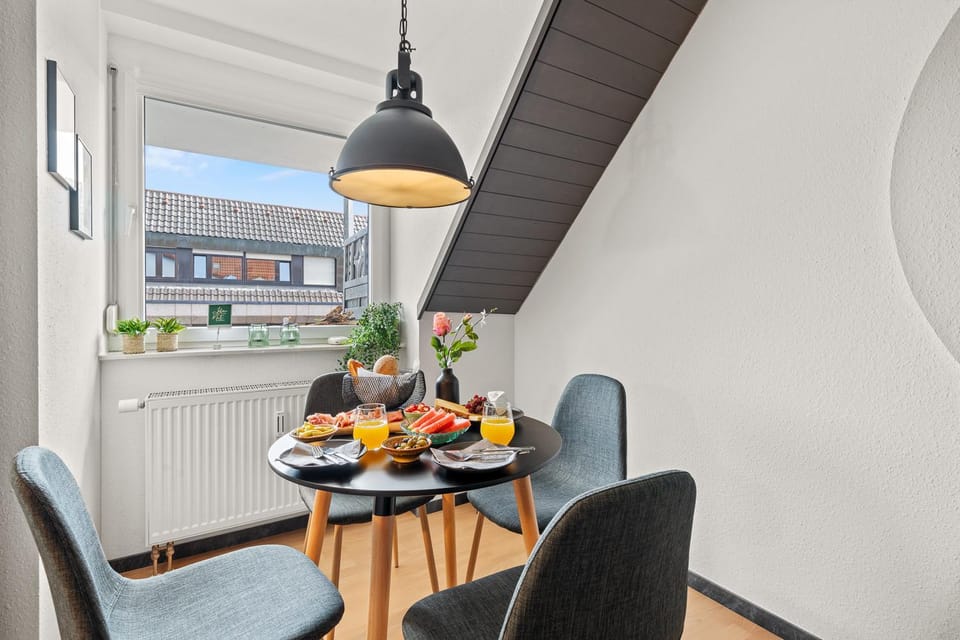 Living room, Food and drinks, Seating area, Dining area, Food
