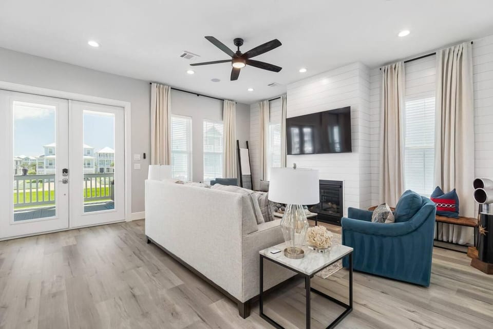 Communal lounge/ TV room, TV and multimedia, Living room, Seating area, fireplace