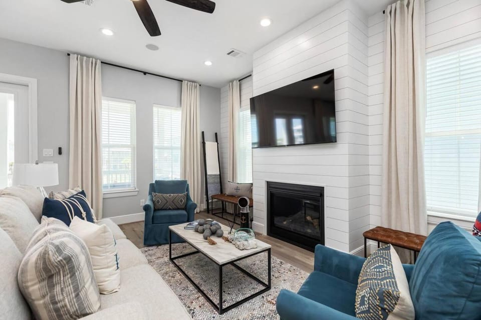 TV and multimedia, Living room, Seating area, fireplace