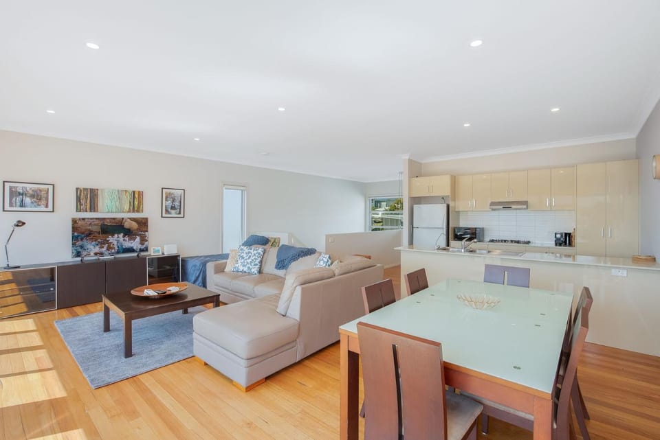 Kitchen or kitchenette, Seating area, Dining area