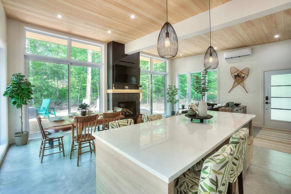 Valhalla Tremblant Cabin Retreat-Your Haven Awaits! Cabin in Quebec