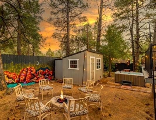 Outdoor Oasis, HotTub, Fenced, Firepit & PineTrees House in Kachina Village