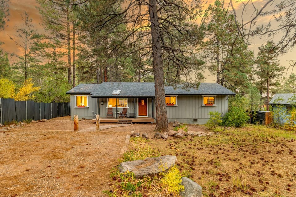 Outdoor Oasis, HotTub, Fenced, Firepit & PineTrees House in Kachina Village