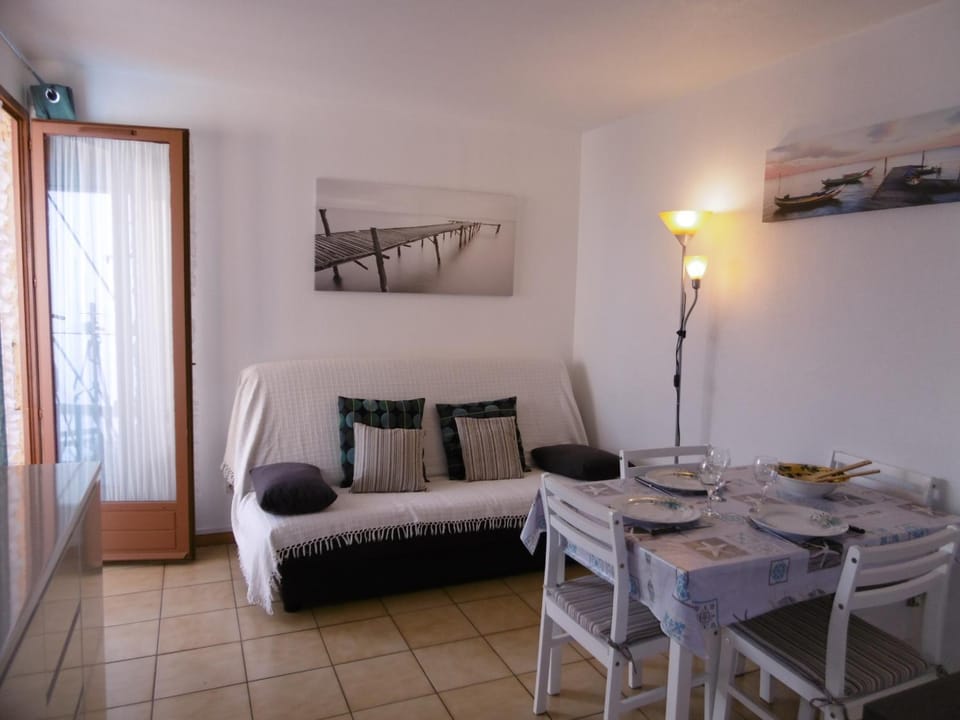 Saint-Pierre-La-Mer - T2 Cosy - WIFI - Parking Privé - Plage à Pied - FR-1-795-1 Apartment in Fleury