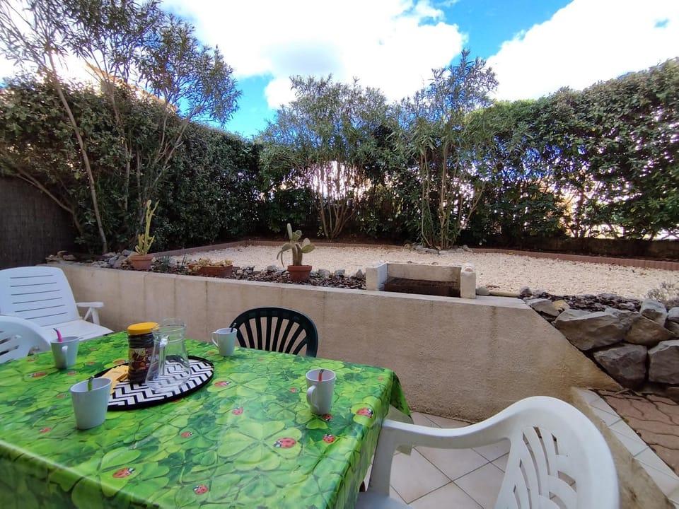 Appartement T2 Saint-Pierre-La-Mer: Terrasse, Parking Privé, Tennis - 4 Pers. - FR-1-795-23 Apartment in Fleury