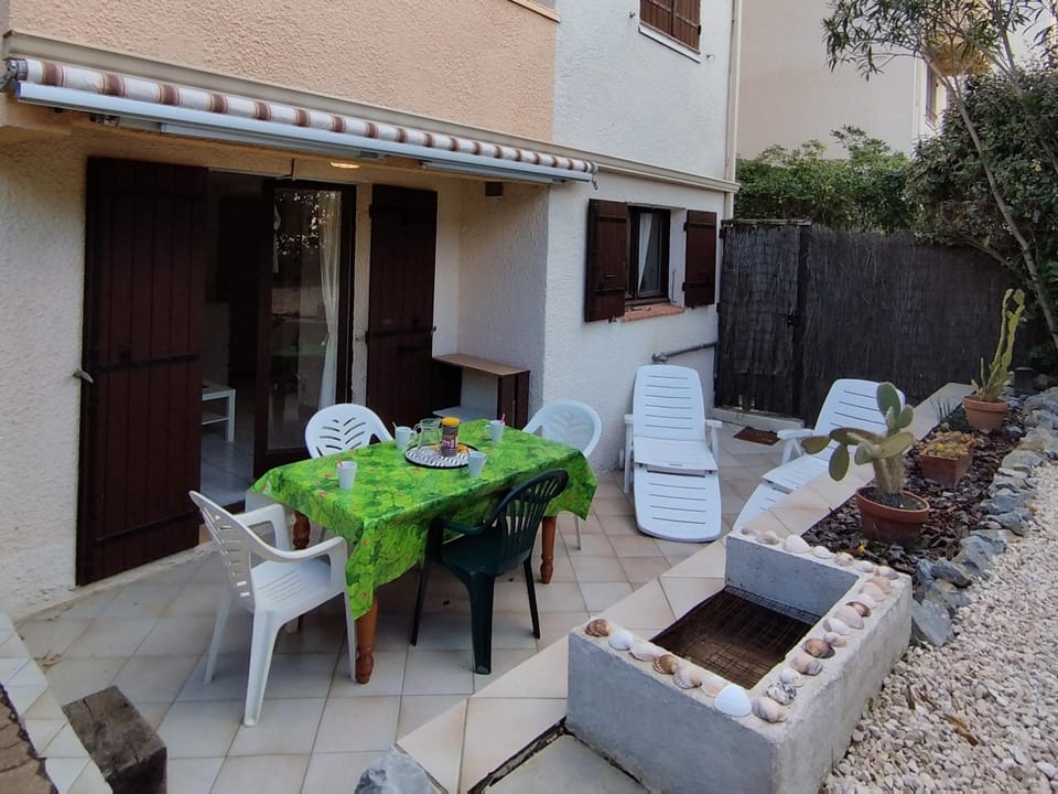 Appartement T2 Saint-Pierre-La-Mer: Terrasse, Parking Privé, Tennis - 4 Pers. - FR-1-795-23 Apartment in Fleury