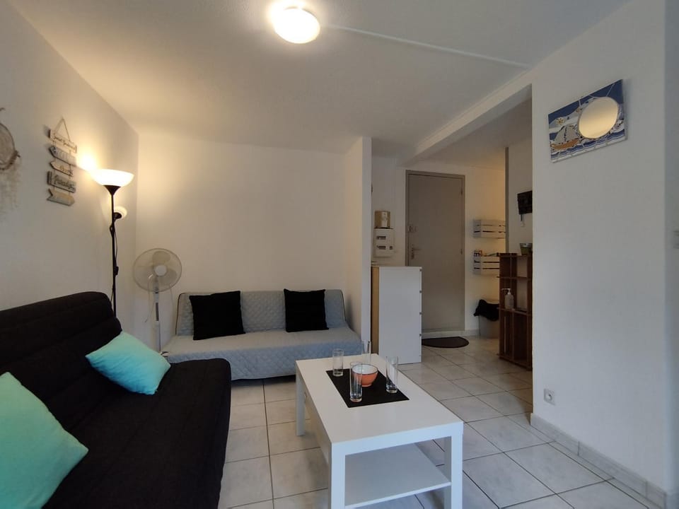 Appartement T2 Saint-Pierre-La-Mer: Terrasse, Parking Privé, Tennis - 4 Pers. - FR-1-795-23 Apartment in Fleury
