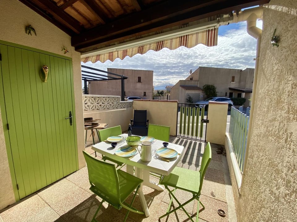 Villa T2 Mezzanine à 300m de la Plage avec Jardin, Idéal Famille, Parking, Animaux Acceptés - FR-1-795-37 Villa in Narbonne