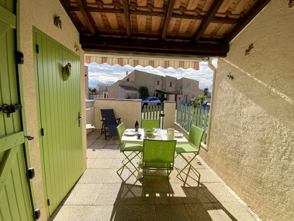 Villa T2 Mezzanine à 300m de la Plage avec Jardin, Idéal Famille, Parking, Animaux Acceptés - FR-1-795-37 Villa in Narbonne