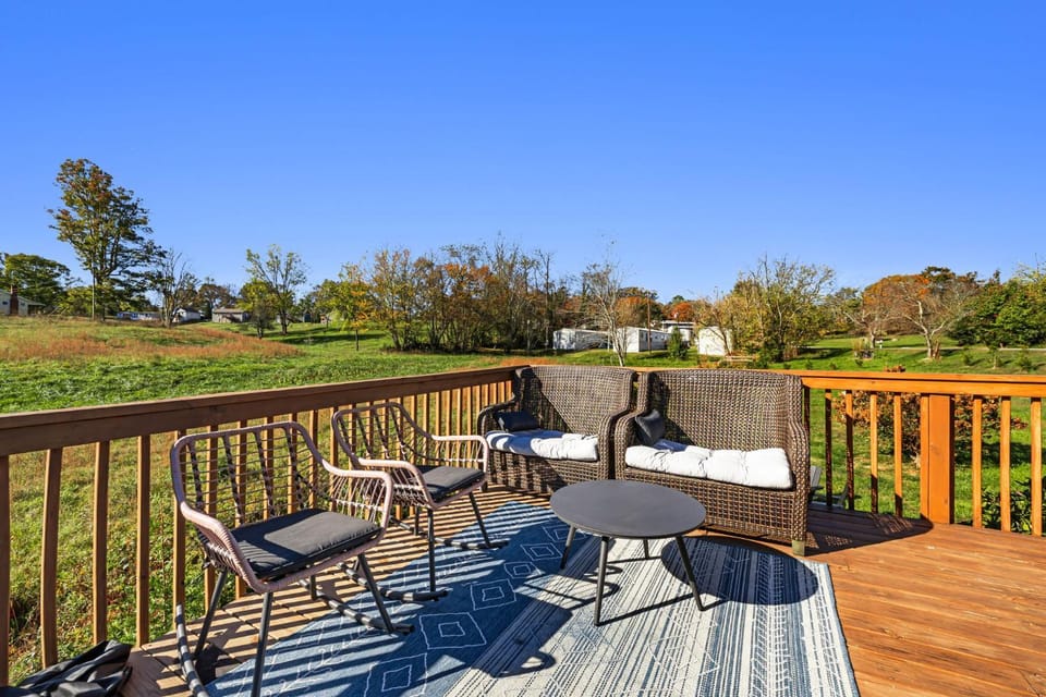 Sauna & Hot Tub Chalet with Game Room, 6BR House in Asheville
