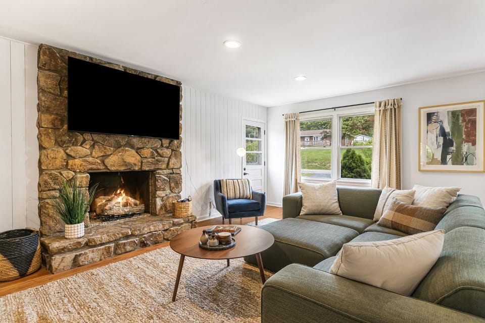 Sauna & Hot Tub Chalet with Game Room, 6BR House in Asheville