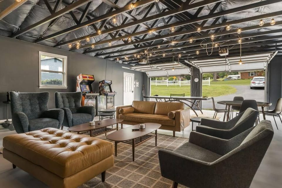 Sauna & Hot Tub Chalet with Game Room, 6BR House in Asheville