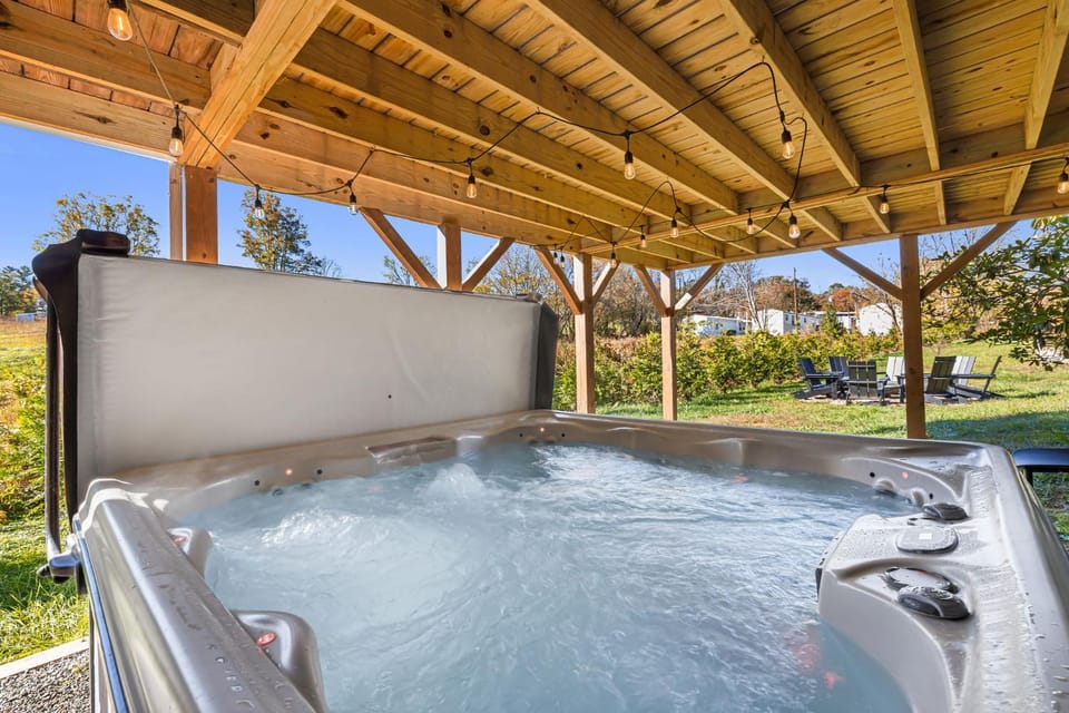 Sauna & Hot Tub Chalet with Game Room, 6BR House in Asheville