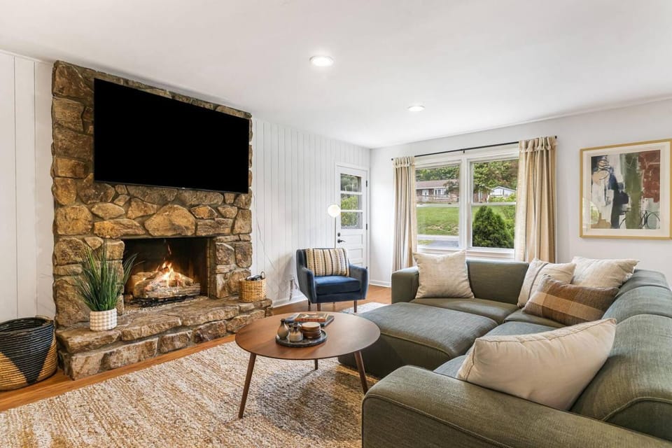 Sauna & Hot Tub Chalet with Game Room, 6BR House in Asheville