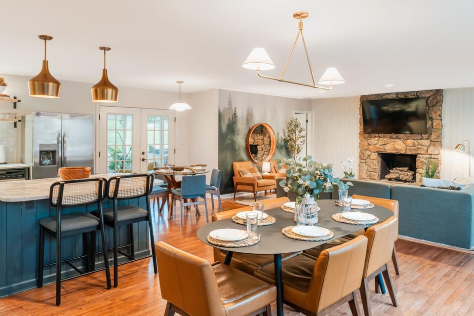 TV and multimedia, Kitchen or kitchenette, Living room, Seating area, Dining area, fireplace