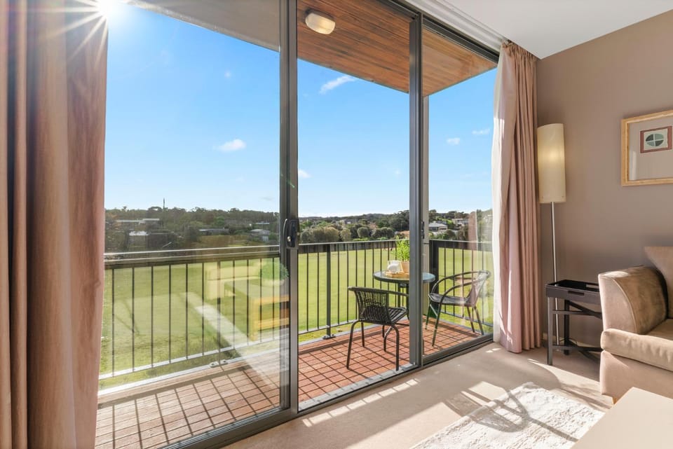 View (from property/room), Balcony/Terrace, Living room