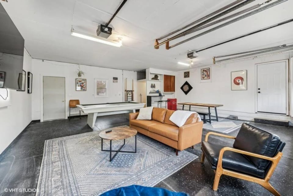 Blocks to Town, Game Room, Firepit, Huge Backyard House in New Buffalo