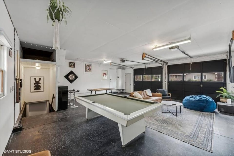 Blocks to Town, Game Room, Firepit, Huge Backyard House in New Buffalo