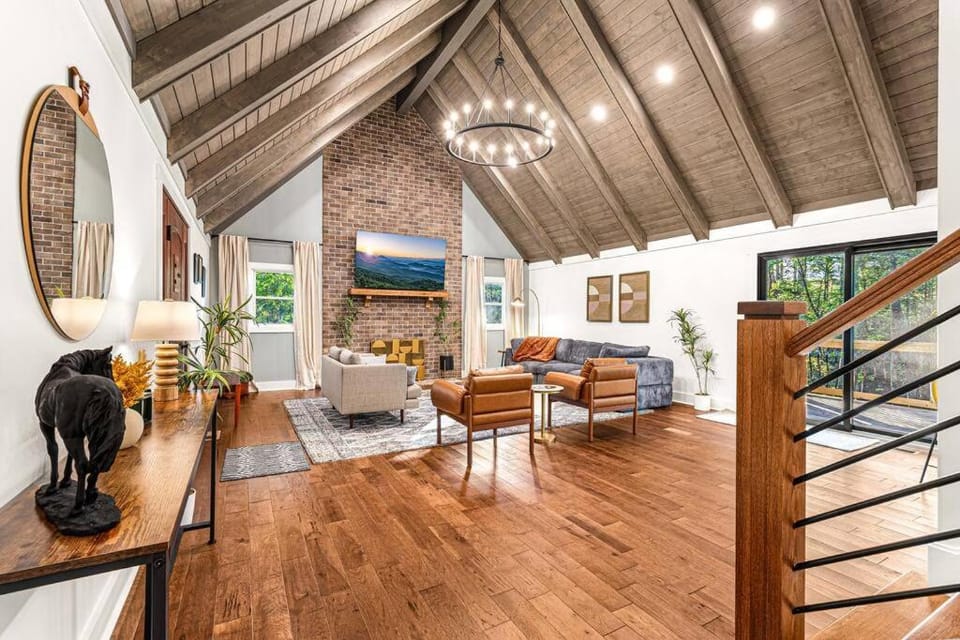 Wooded Oasis, HotTub, Sauna, GameRoom, 15min 2 AVL House in Buncombe County