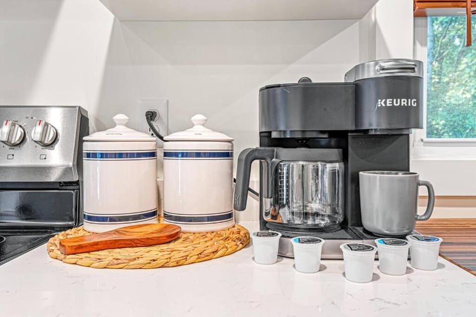 Wooded Oasis, HotTub, Sauna, GameRoom, 15min 2 AVL House in Buncombe County