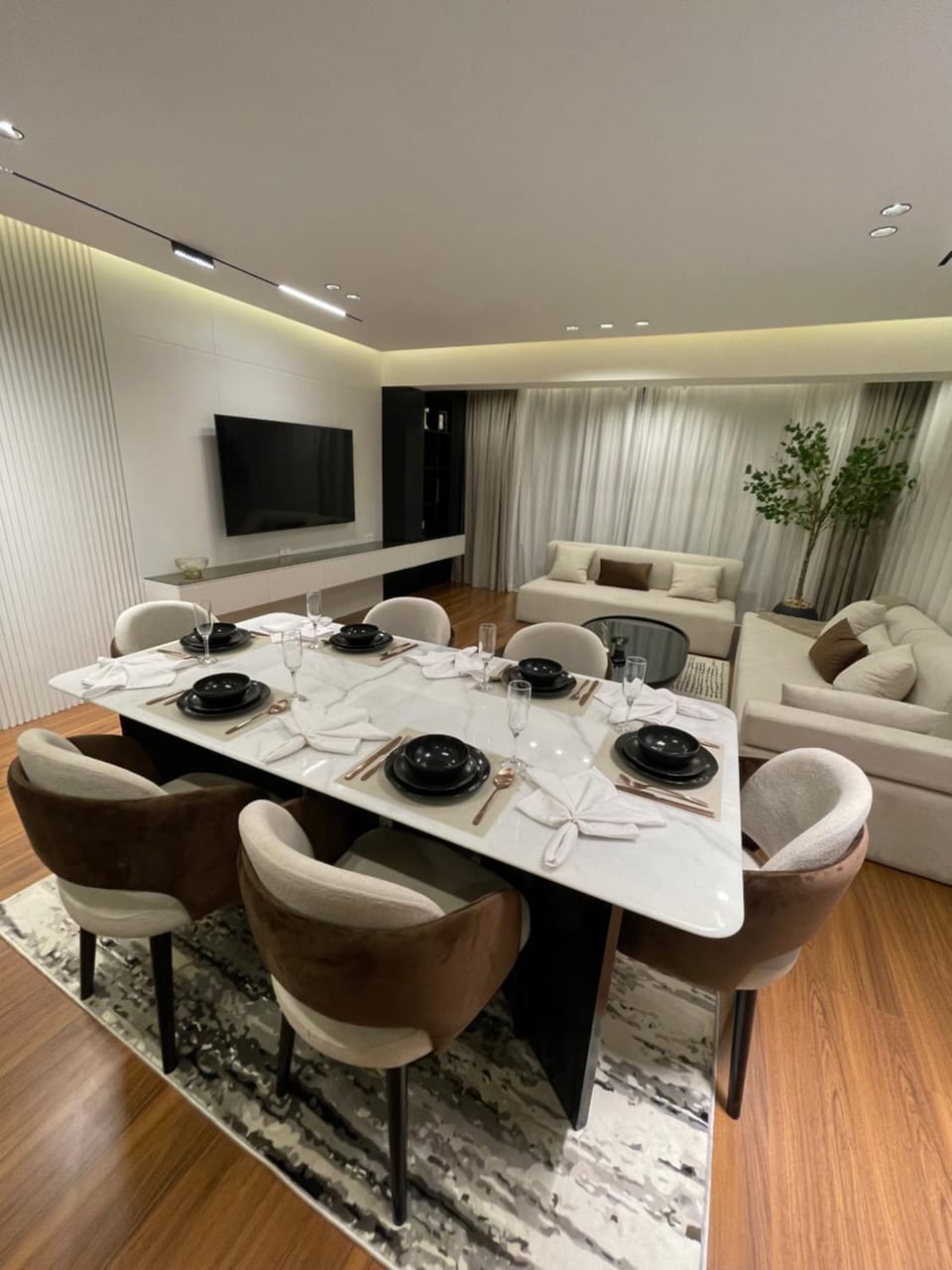 Communal lounge/ TV room, TV and multimedia, Living room, Seating area, Dining area