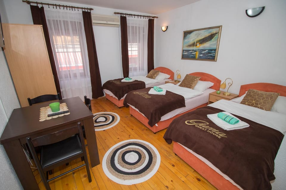 Photo of the whole room, Decorative detail