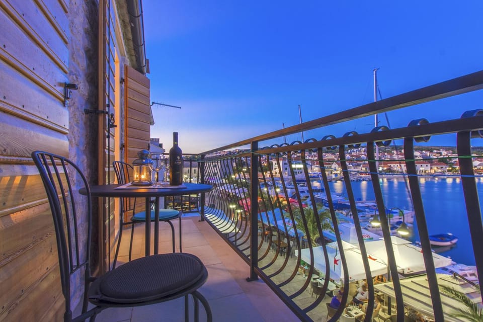 Balcony/Terrace, Street view