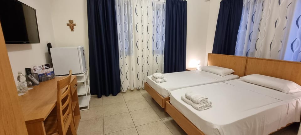 Bed, TV and multimedia, Bedroom, hair dresser, towels