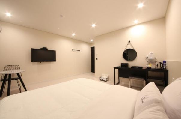 Bed, TV and multimedia, Photo of the whole room, Bedroom