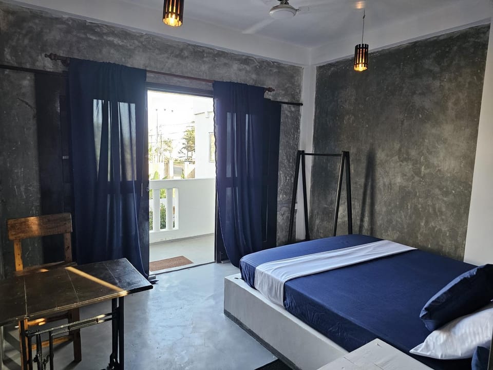 Bed, Photo of the whole room, Seating area, Bedroom