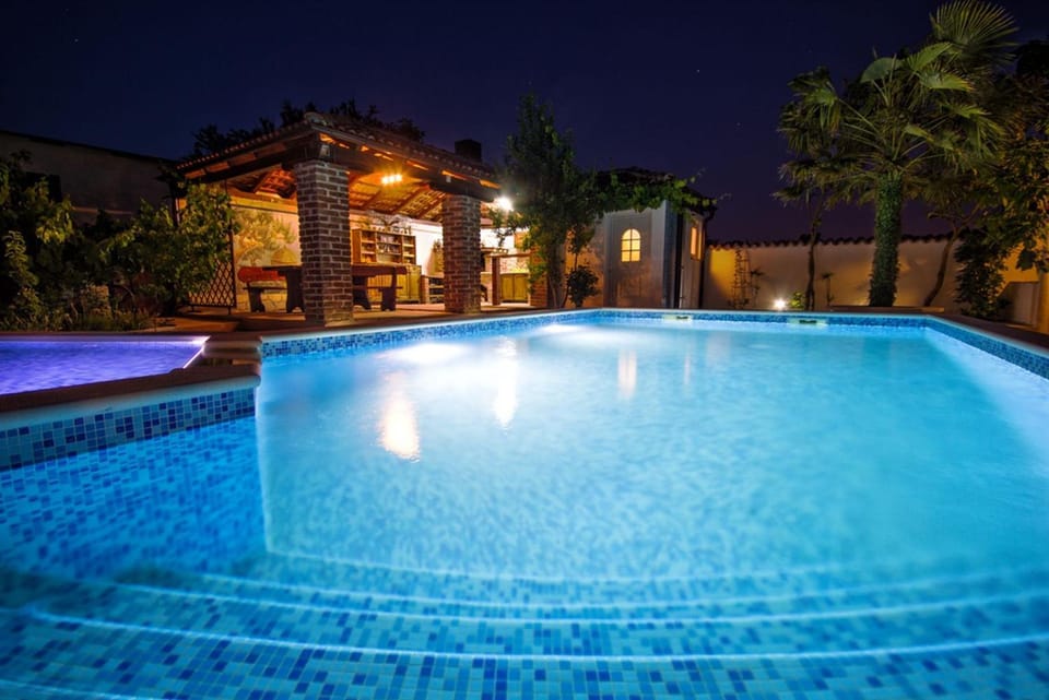 Swimming pool, Swimming pool